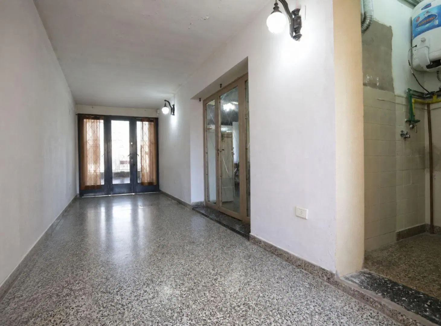 Casa en venta con lote amplio, quincho y cochera 4