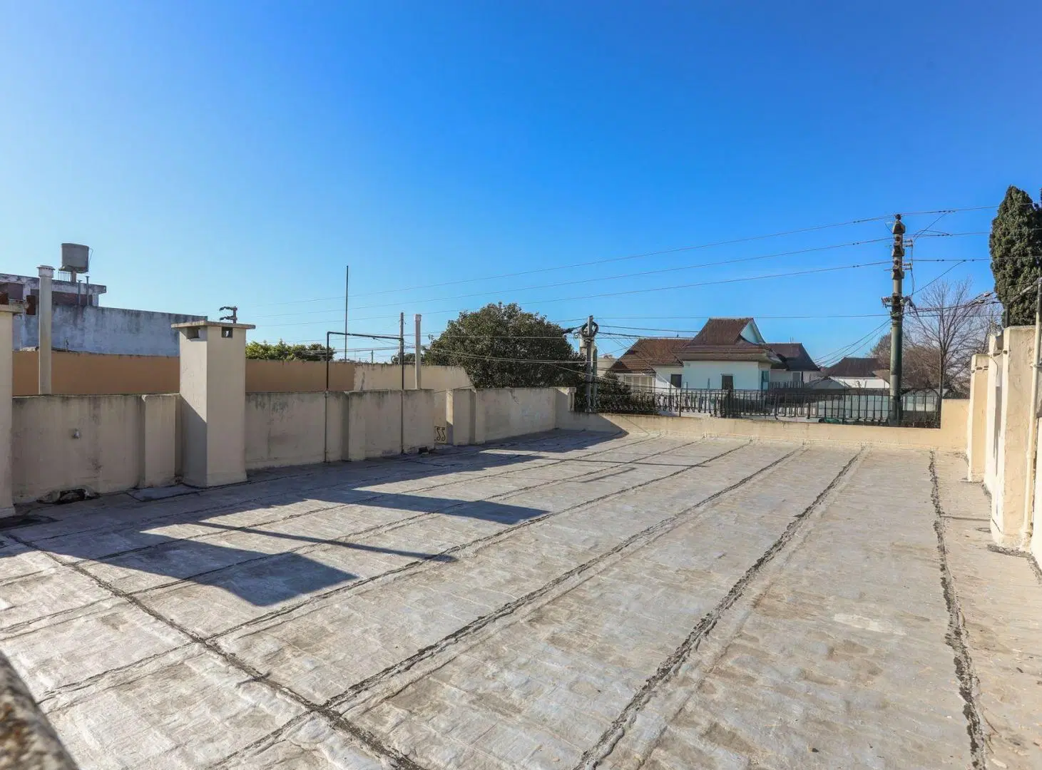 Casa en venta con lote amplio, quincho y cochera 8