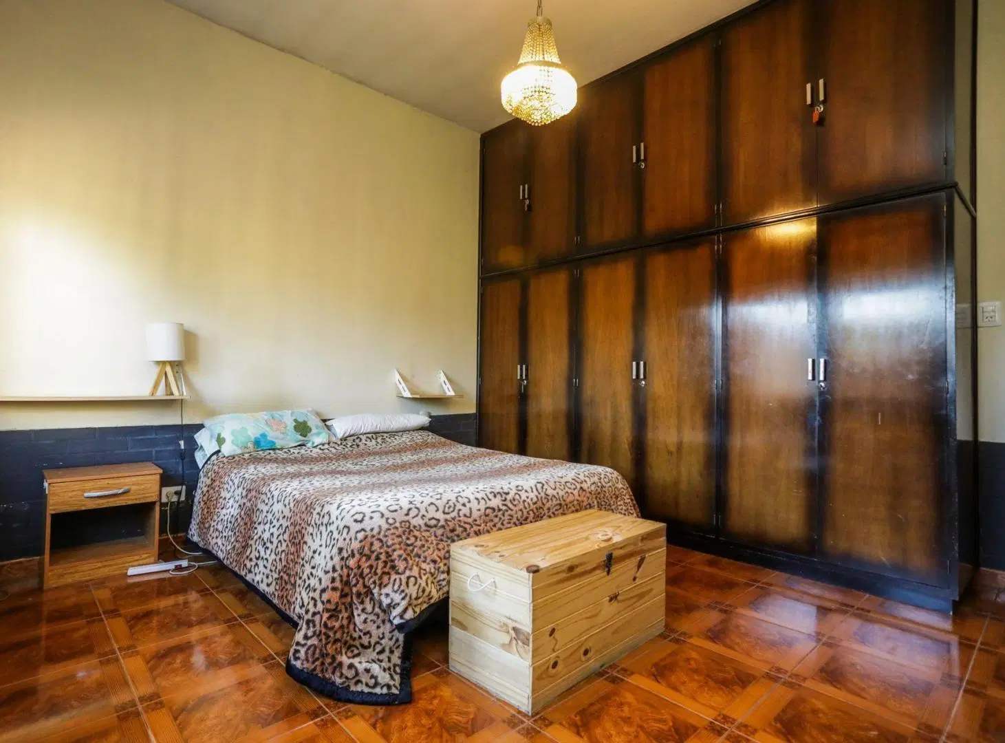 Casa en venta con lote amplio, quincho y cochera 5
