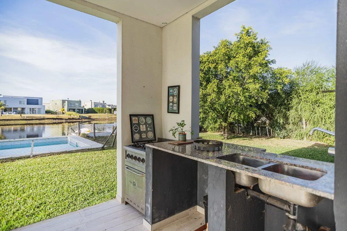 CASA UNA PLANTA VENTA EN B. SAN FRANCISCO AL AGUA 5