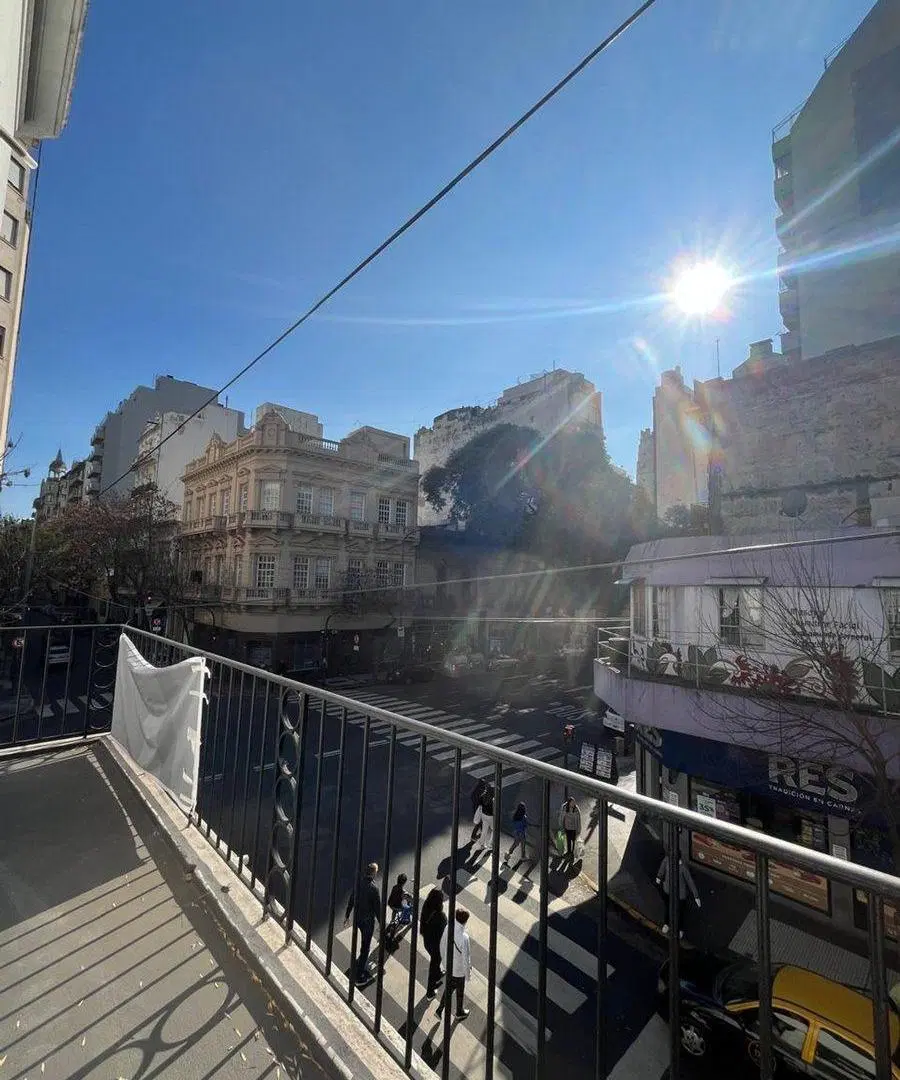 Edificio Entero, con locales en Esquina Congreso 4