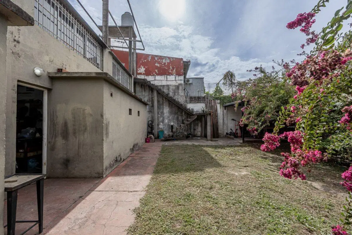 LOTE DE 318 m² CON  4 LOCALES EN VENTA EN TIGRE 5