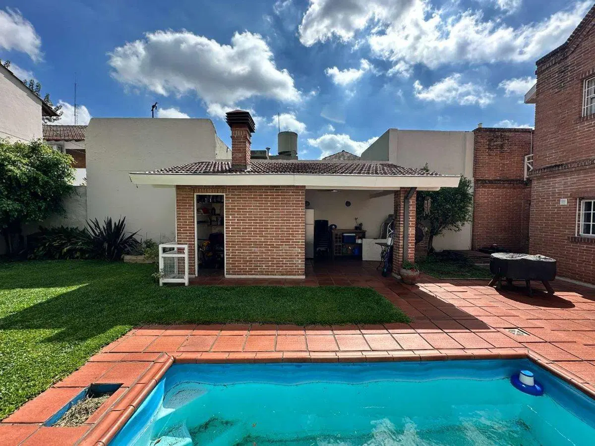 Casa en venta 5 Amb en Villa Sarmiento  c/pileta 4