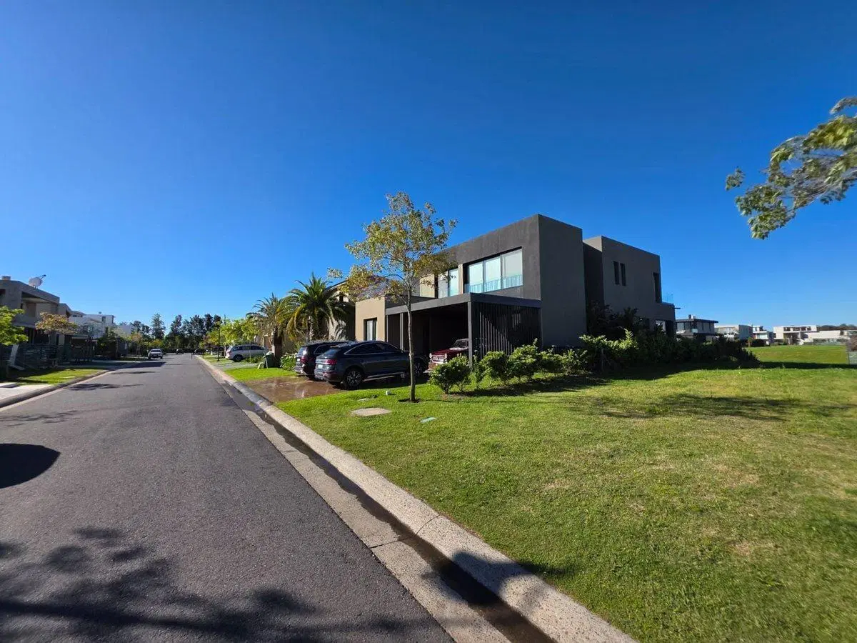 VENTA LOTE A LA LAGUNA EL YACHT NORDELTA 8