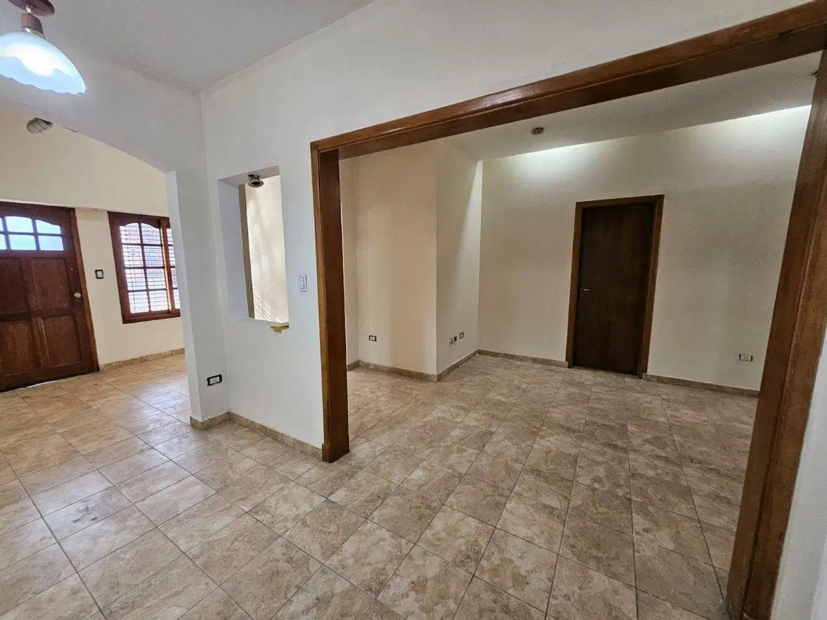CASA TRIPLEX , Coch. 2 autos/ Quincho Zona Resid. 5