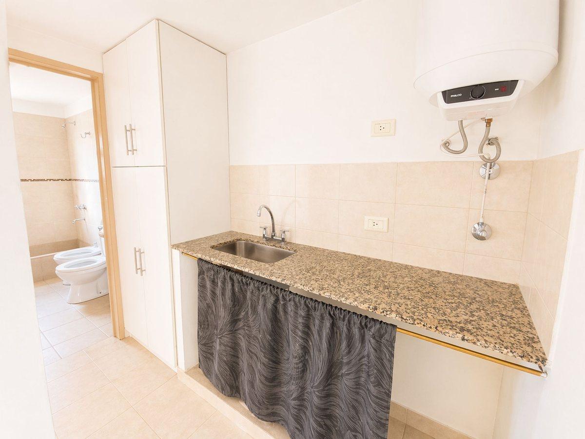 Foto de DEPTO 2 AMB EN VENTA EN CASEROS C/BALCON APTO CRED, imagen 2
