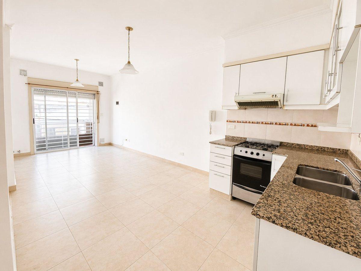 Foto de DEPTO 2 AMB EN VENTA EN CASEROS C/BALCON APTO CRED, imagen 1