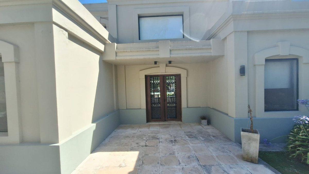 Foto de VENTA CASA BARRIO C.U.B.E. 4 DORM QUINCHO PILETA, imagen 1