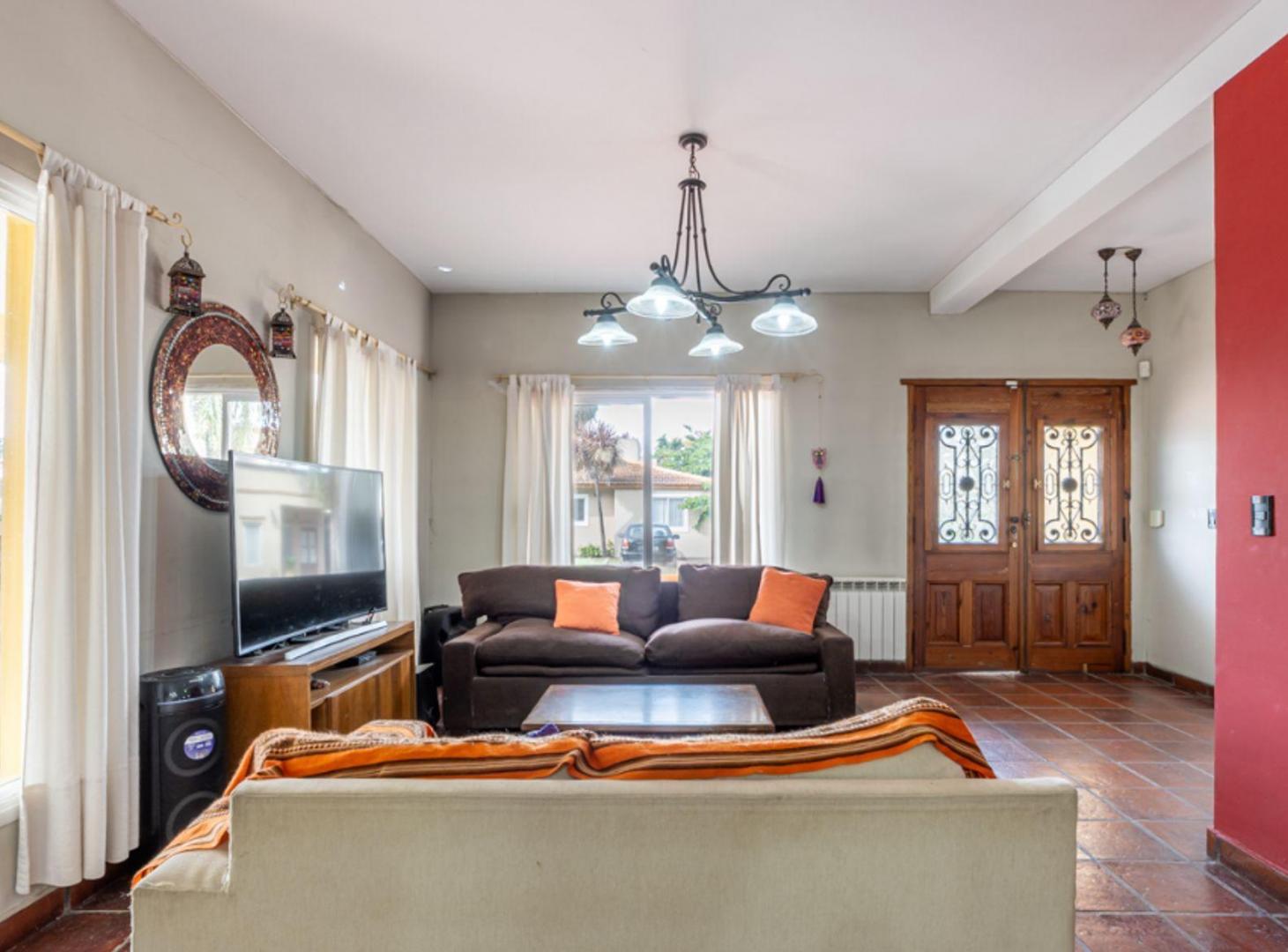 Foto de CASA EN VENTA EN JARDINES DE ESCOBAR C/PILETA, imagen 3