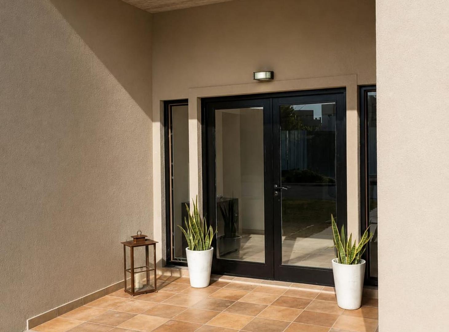 Foto de VENTA CASA CON PILETA CANTON FINANCIA PERMUTA, imagen 1