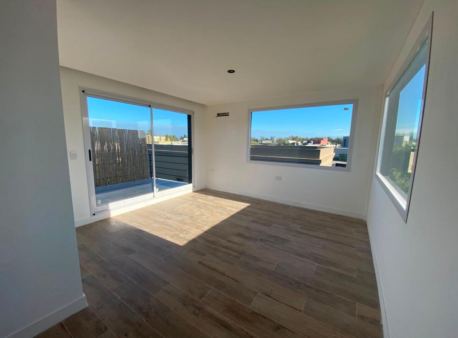 Foto de CASA 4 AMB EN VENTA EN BARRIO SANTA EMILIA, imagen 2