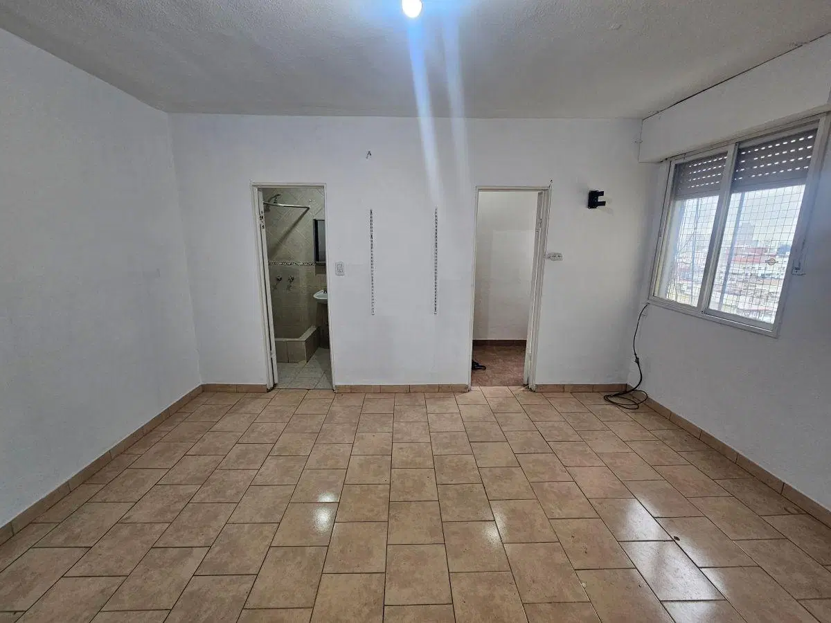 Excelente Oportunidad! Impecable y Luminoso Monoambiente en Piso 14 – Balvanera 4