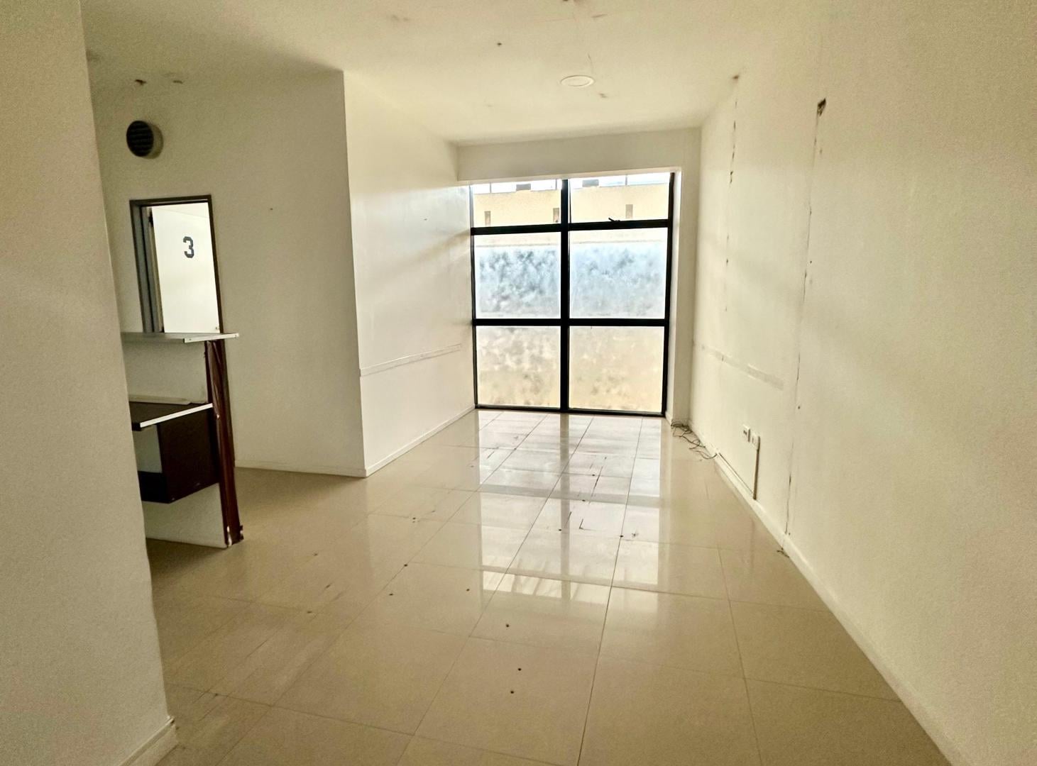 Oficina de 50m2 en complejo de oficinas y shopping Maschwitz Mall