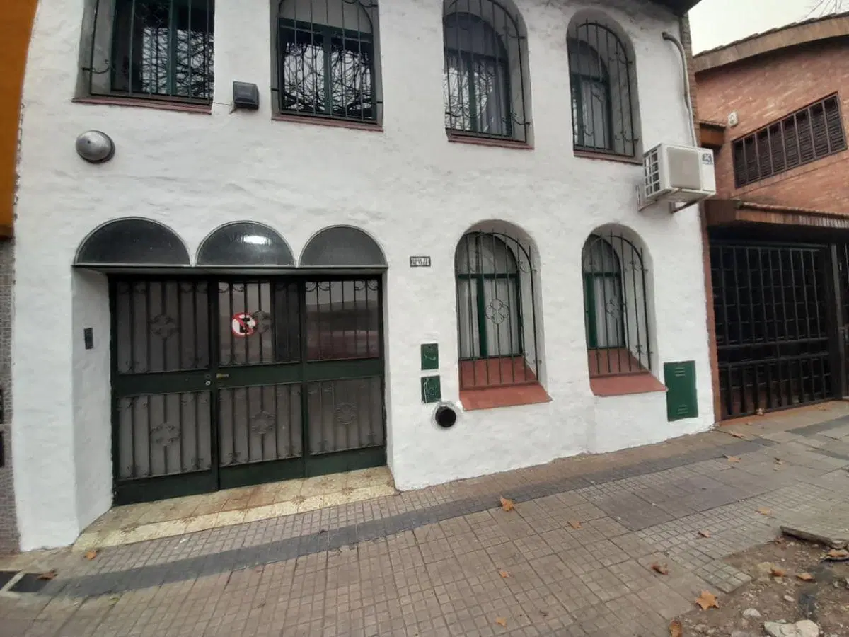 Casa de 100 m² con 3 dormitorios en alquiler en La Plata 1