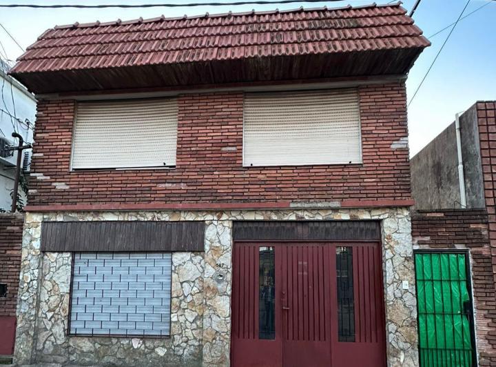 Casa 2 dormitorios a refaccionar con patio | Ensenada
