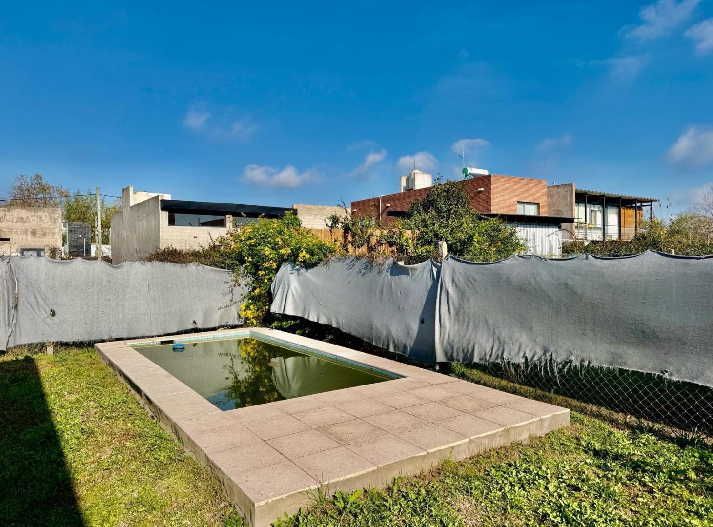 Casa 2 dormitorios con parque y pileta en El Rincón