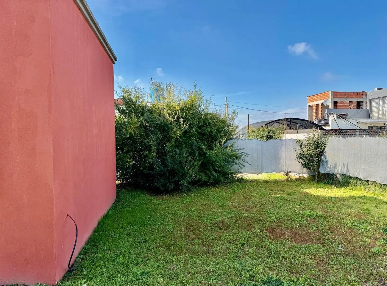 Casa 2 dormitorios con parque y pileta en El Rincón 2