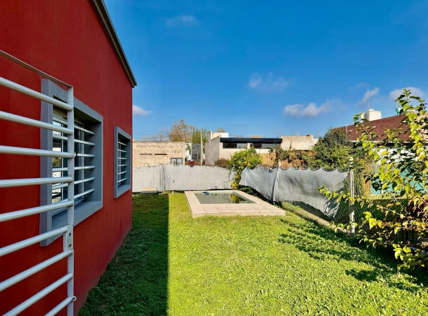 Casa 2 dormitorios con parque y pileta en El Rincón 4
