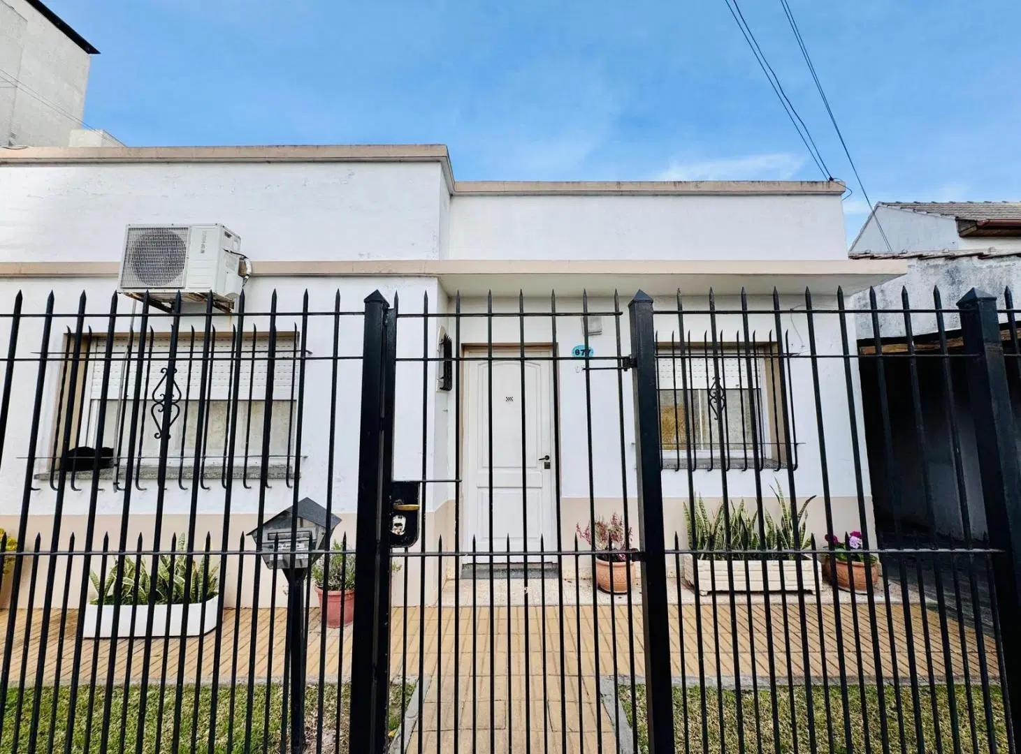 Oportunidad en Berazategui | Vivienda con potencial para consultorios, oficinas o uso profesional 1