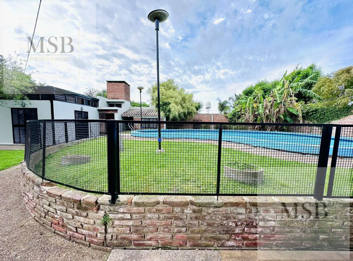 Casa 2 dormitorios con parque, pileta y cancha de tennis 5