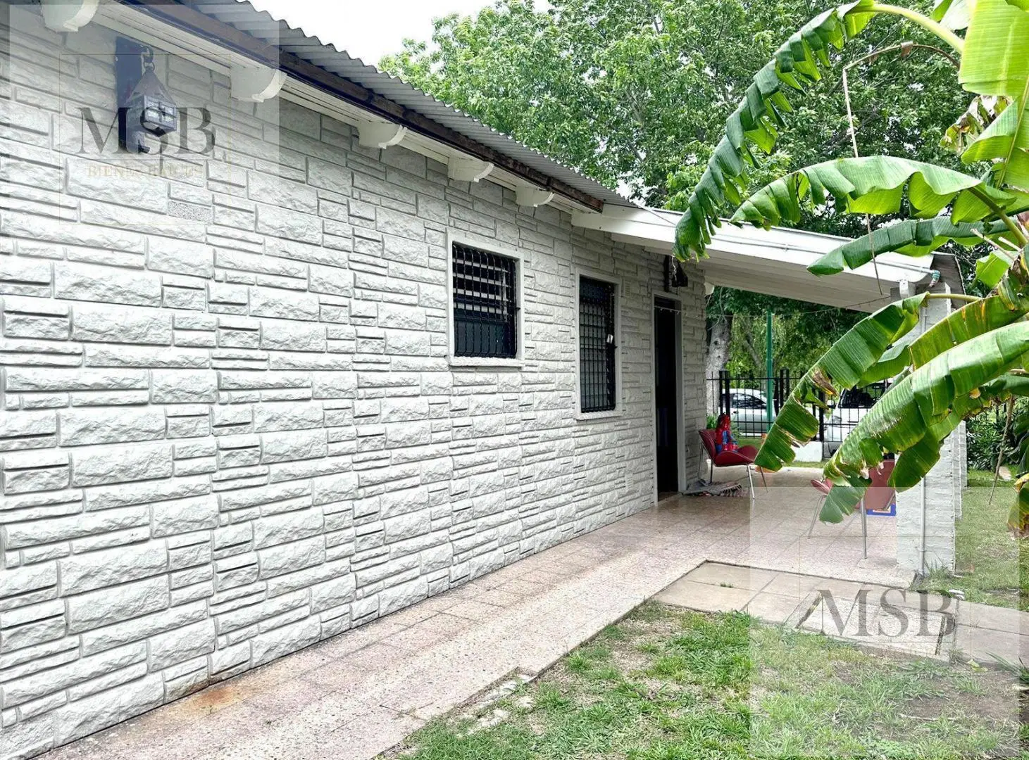 Casa 2 dormitorios con parque, pileta y cancha de tennis 1