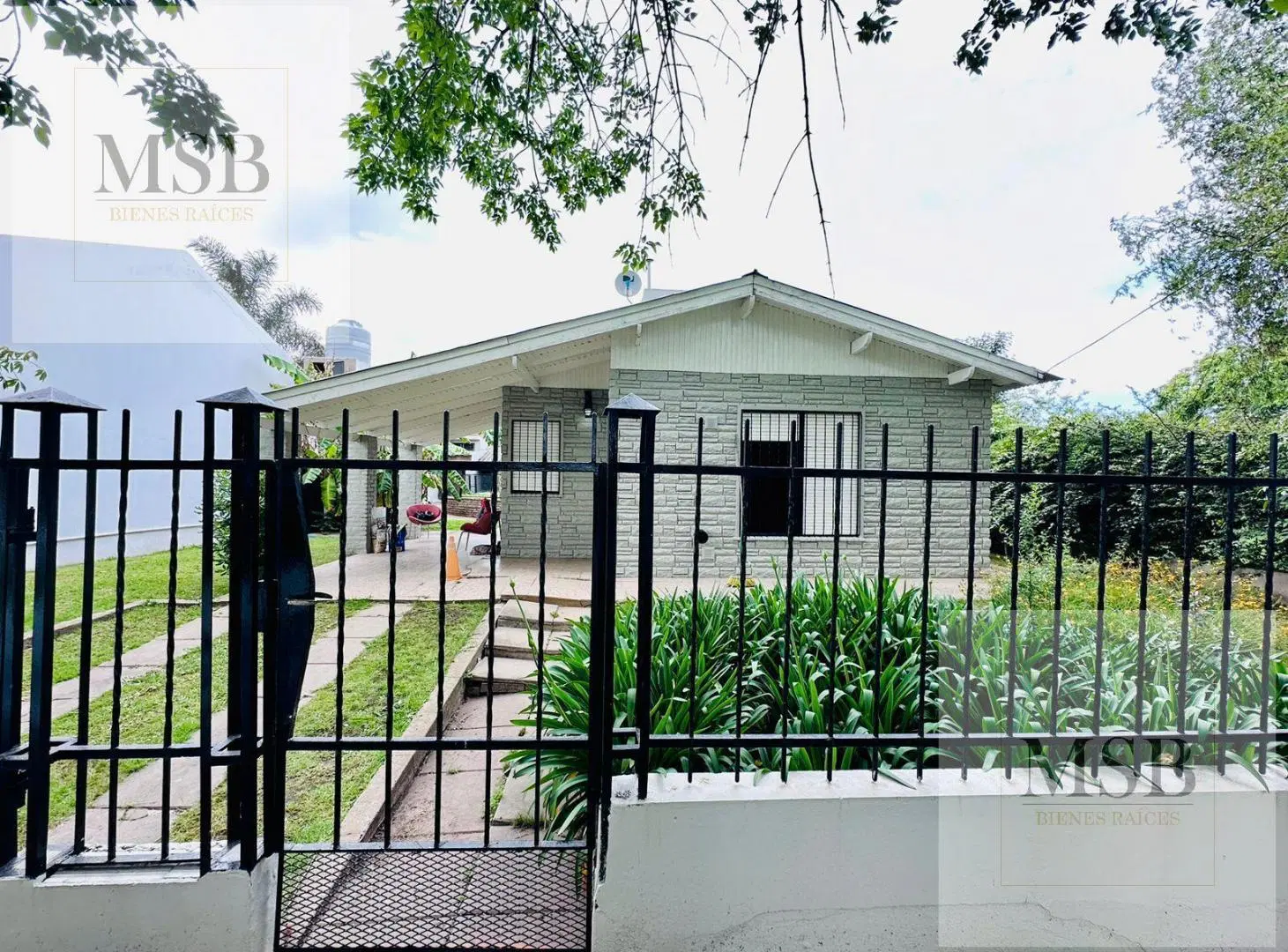 Casa 2 dormitorios con parque, pileta y cancha de tennis 3