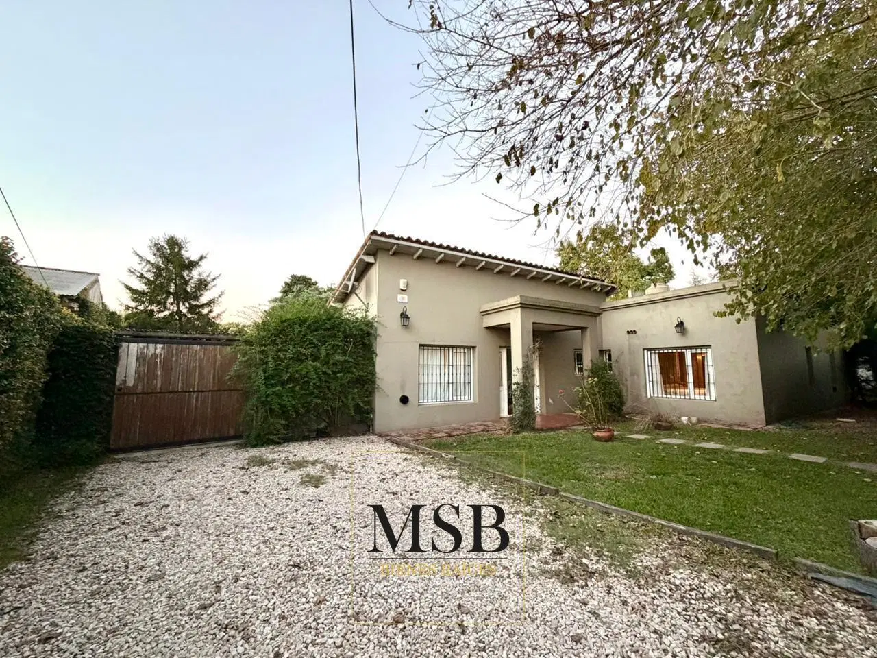 Casa de 3 dormitorios con parque y pileta en venta - Gonnet 5