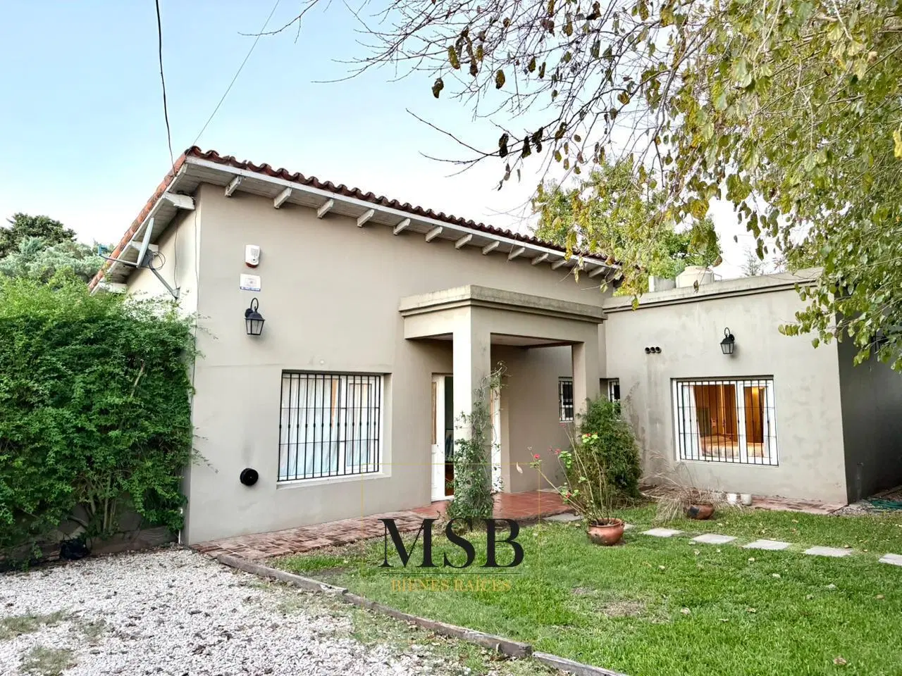 Casa de 3 dormitorios con parque y pileta en venta - Gonnet 3
