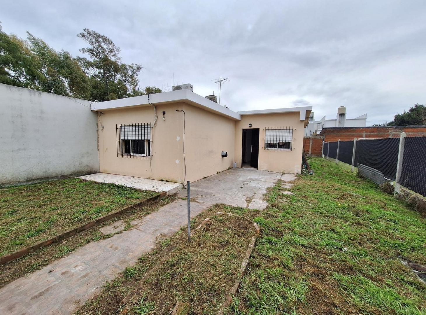 Foto de Casa en venta de dos ambientes y parque, imagen 1