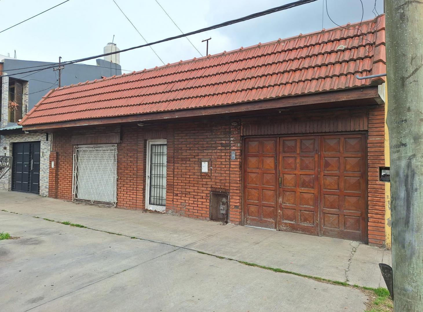 TERRENO EN VENTA CON CONSTRUCCION A REFACCIONAR O DEMOLER