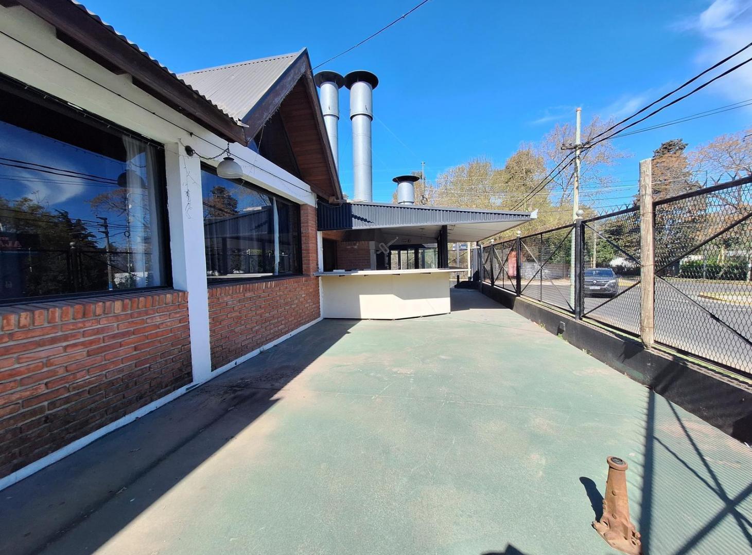 Foto de Local comercial en venta ( PARRILLA)+salón+ cocheras, imagen 1