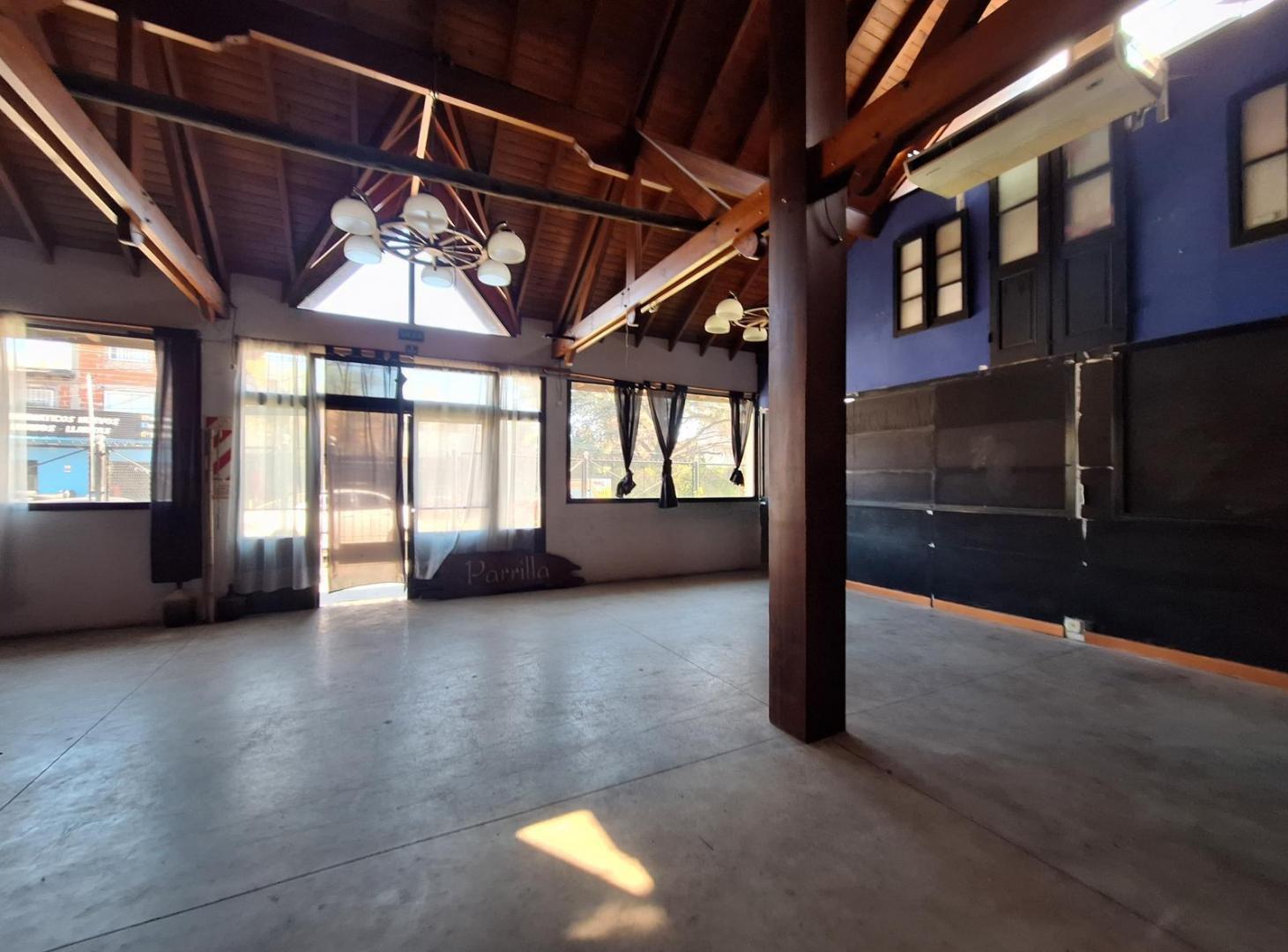 Foto de Local comercial en venta ( PARRILLA)+salón+ cocheras, imagen 2