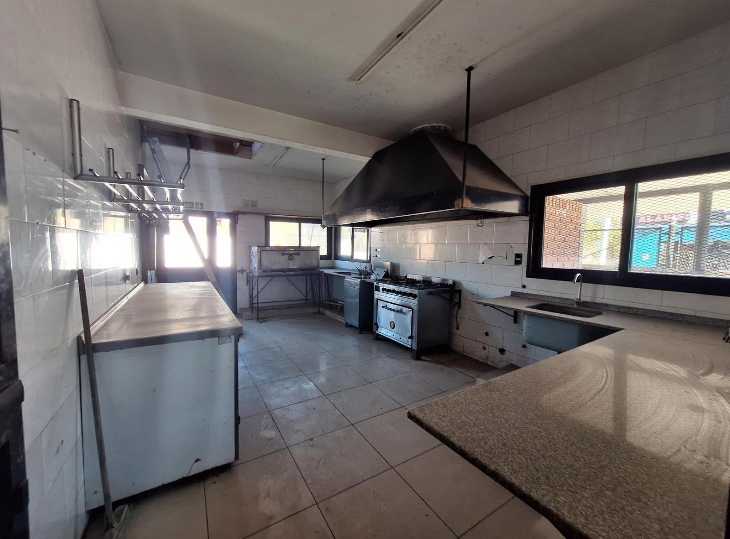 Foto de Local comercial en venta ( PARRILLA)+salón+ cocheras, imagen 4