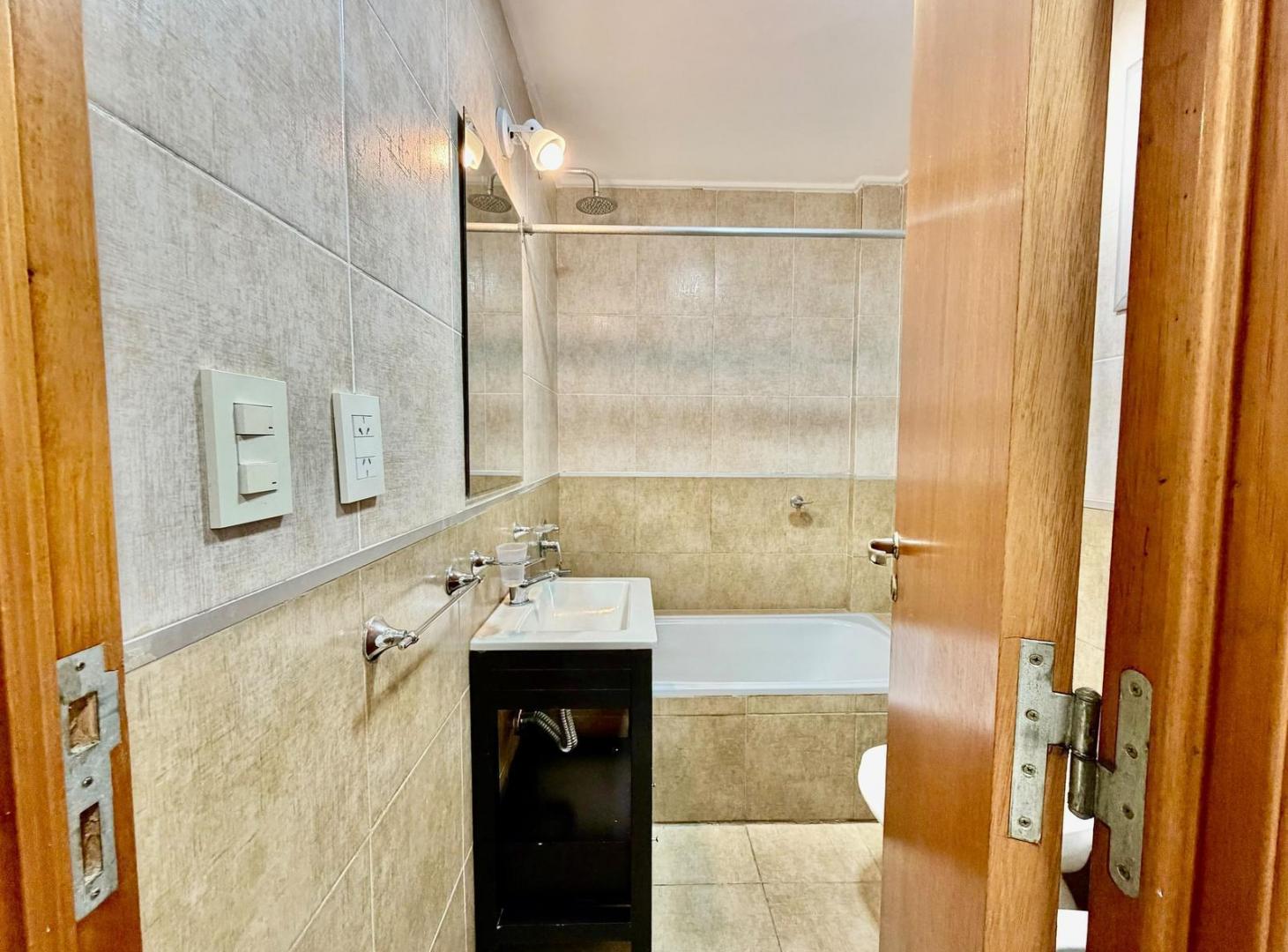 Foto de Departamento de un dormitorio con cochera en alquiler, 39 e 9 y 10, imagen 5