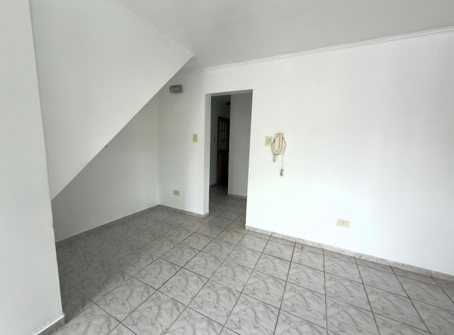Foto de PH de 1 dormitorio en alquiler - Los Hornos, imagen 3