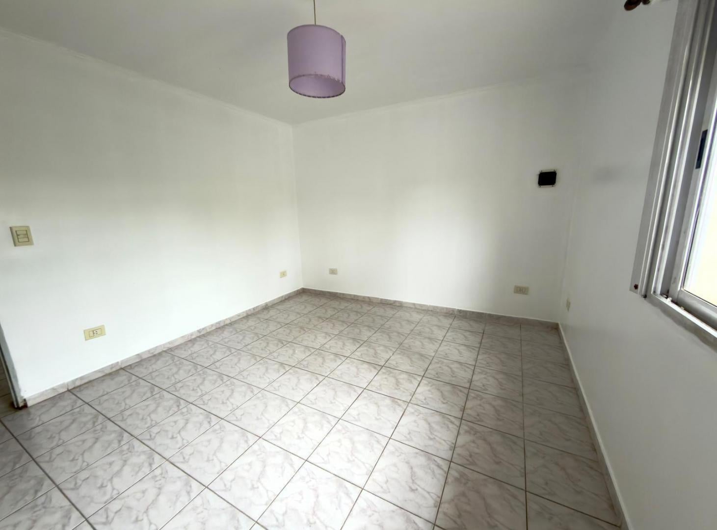 Foto de PH de 1 dormitorio en alquiler - Los Hornos, imagen 2