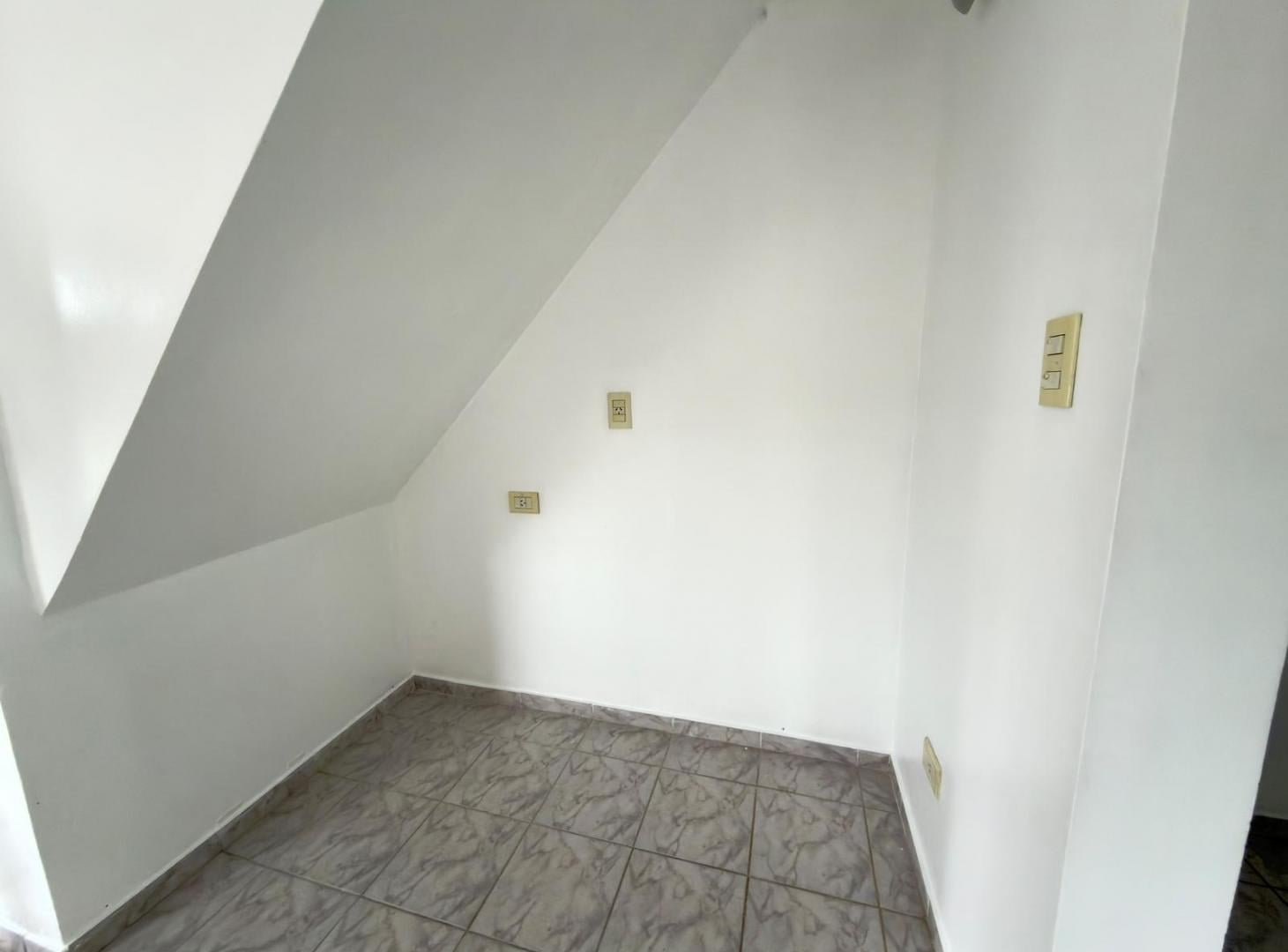 Foto de PH de 1 dormitorio en alquiler - Los Hornos, imagen 5