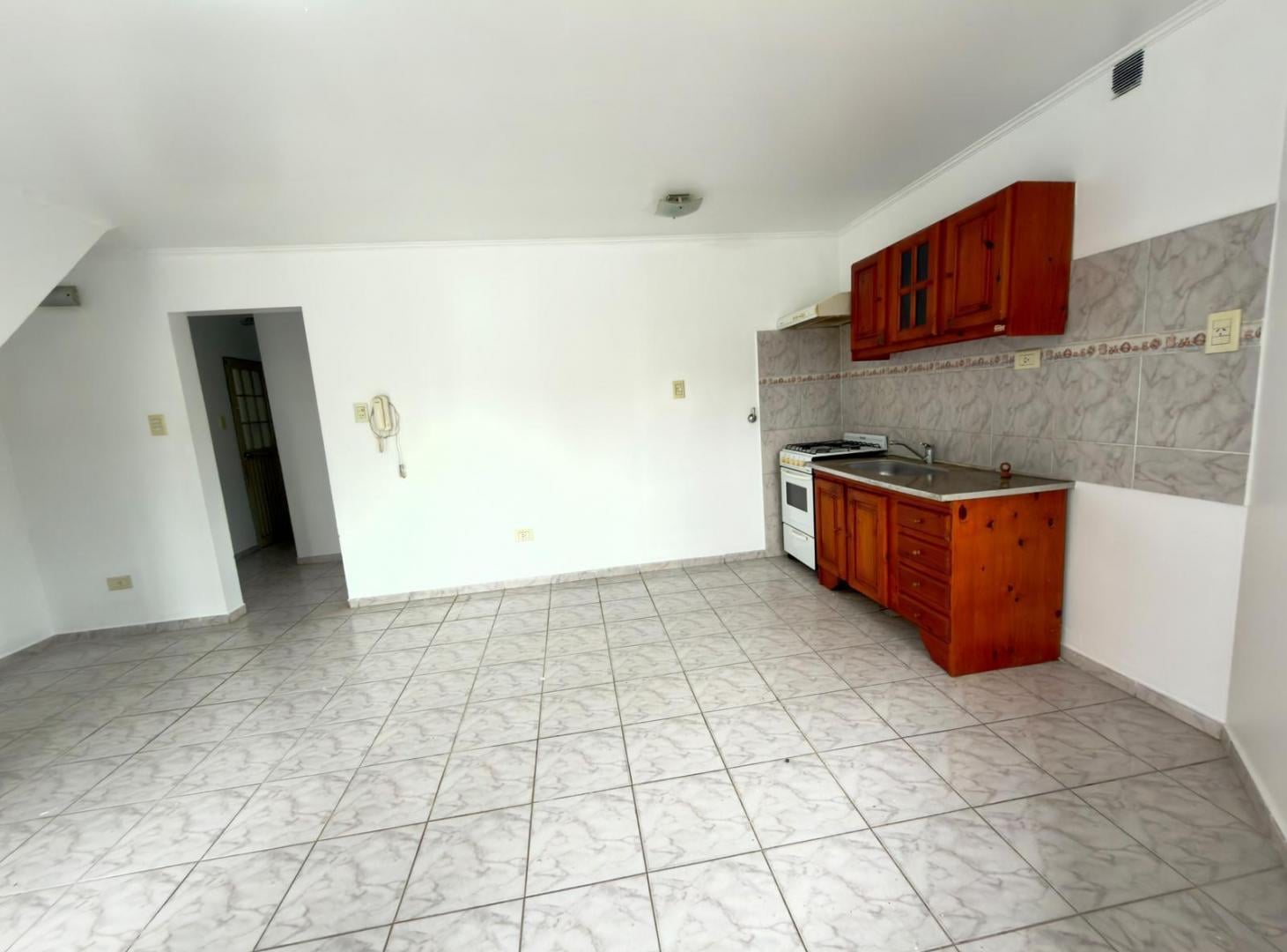 Foto de PH de 1 dormitorio en alquiler - Los Hornos, imagen 1