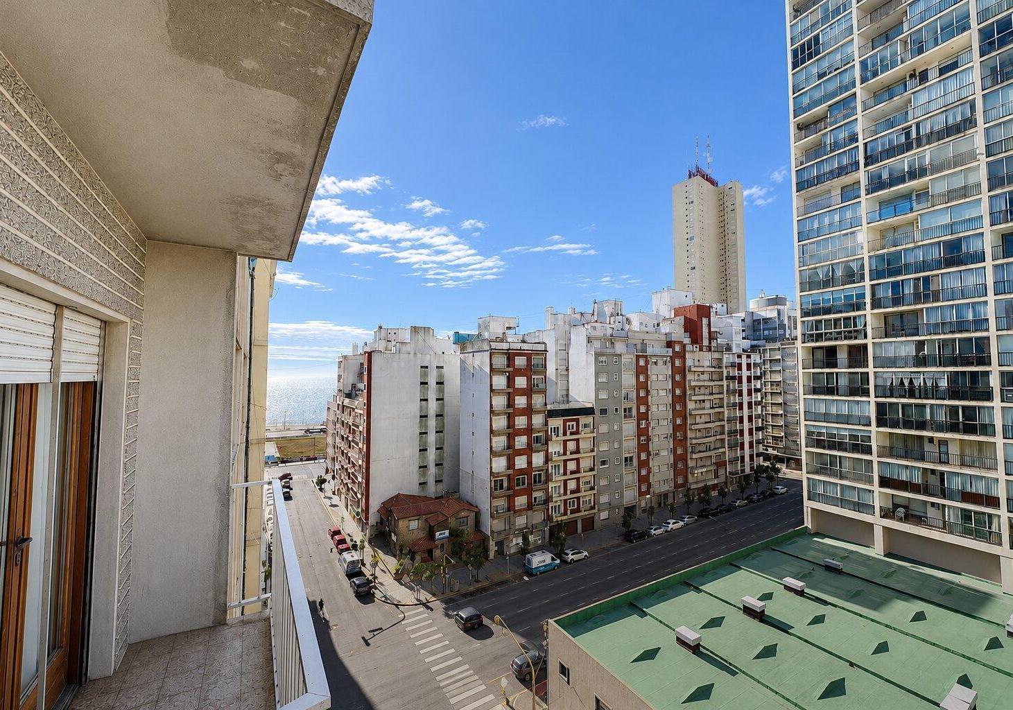 Foto de Departamento 3 Ambientes, Balcón al Frente. Vista al Mar. Cochera, imagen 2