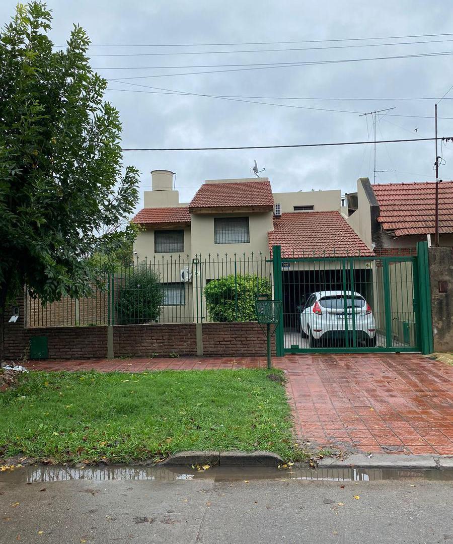 Casa 4 habitaciones con quincho y pileta en venta