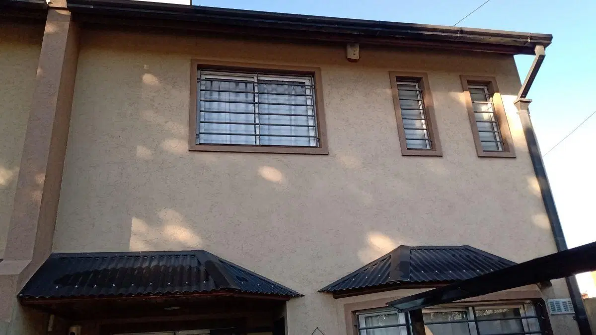 EXCELENTE DUPLEX EN DOS PLANTAS CON COCHERA Y FONDO LIBRE JARDIN 2