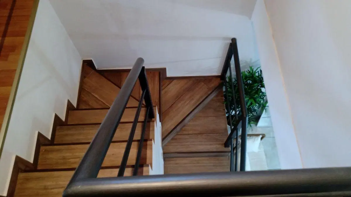 EXCELENTE DUPLEX EN DOS PLANTAS CON COCHERA Y FONDO LIBRE JARDIN 3
