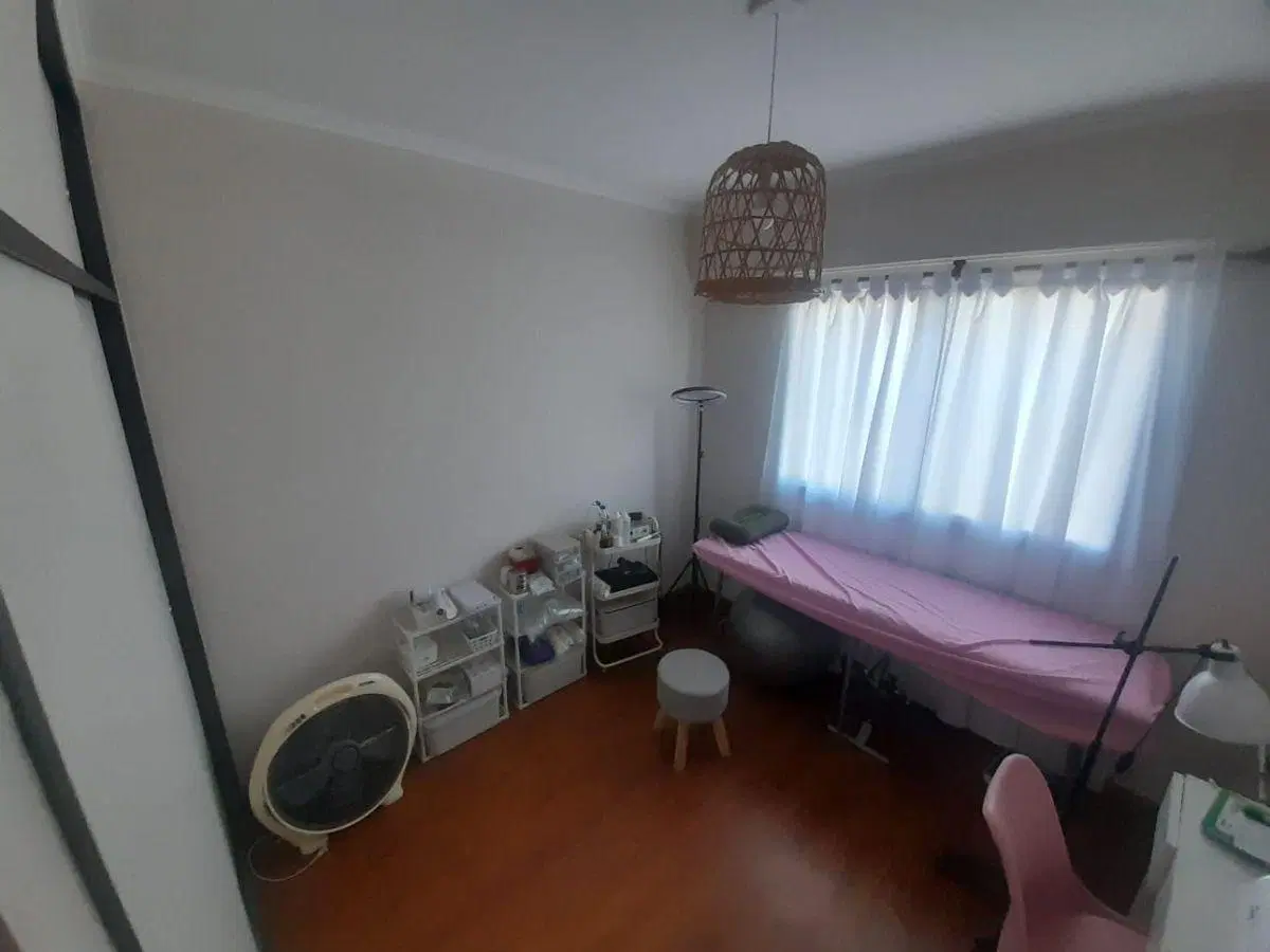 EXCELENTE DUPLEX EN DOS PLANTAS CON COCHERA Y FONDO LIBRE JARDIN 4