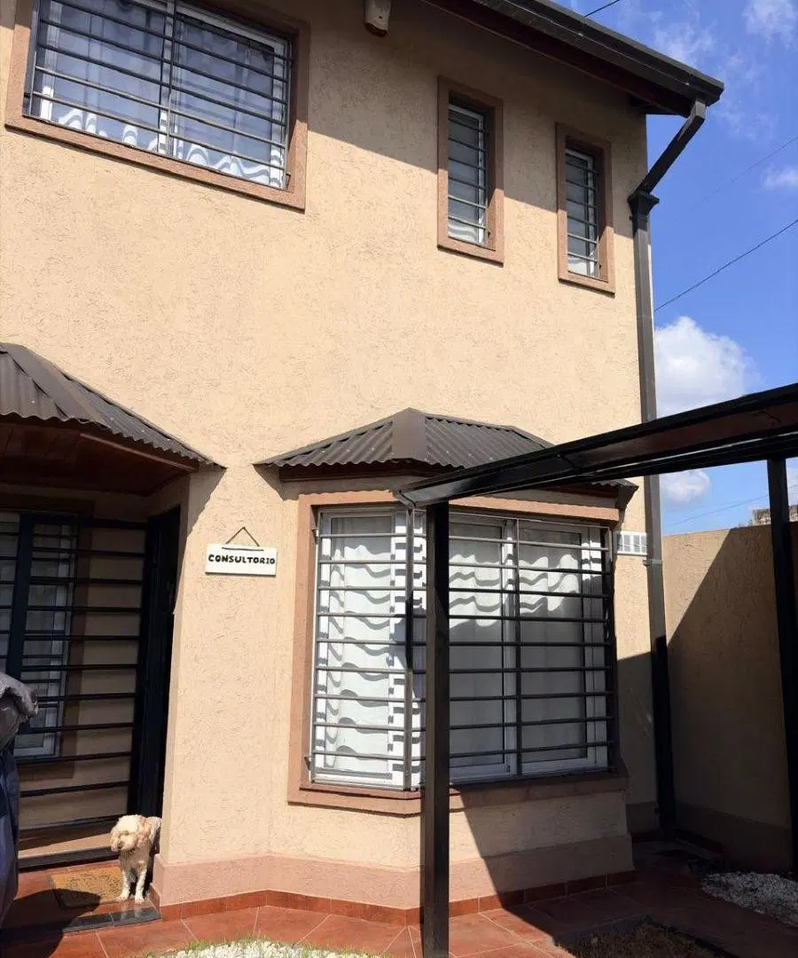 EXCELENTE DUPLEX EN DOS PLANTAS CON COCHERA Y FONDO LIBRE JARDIN 1