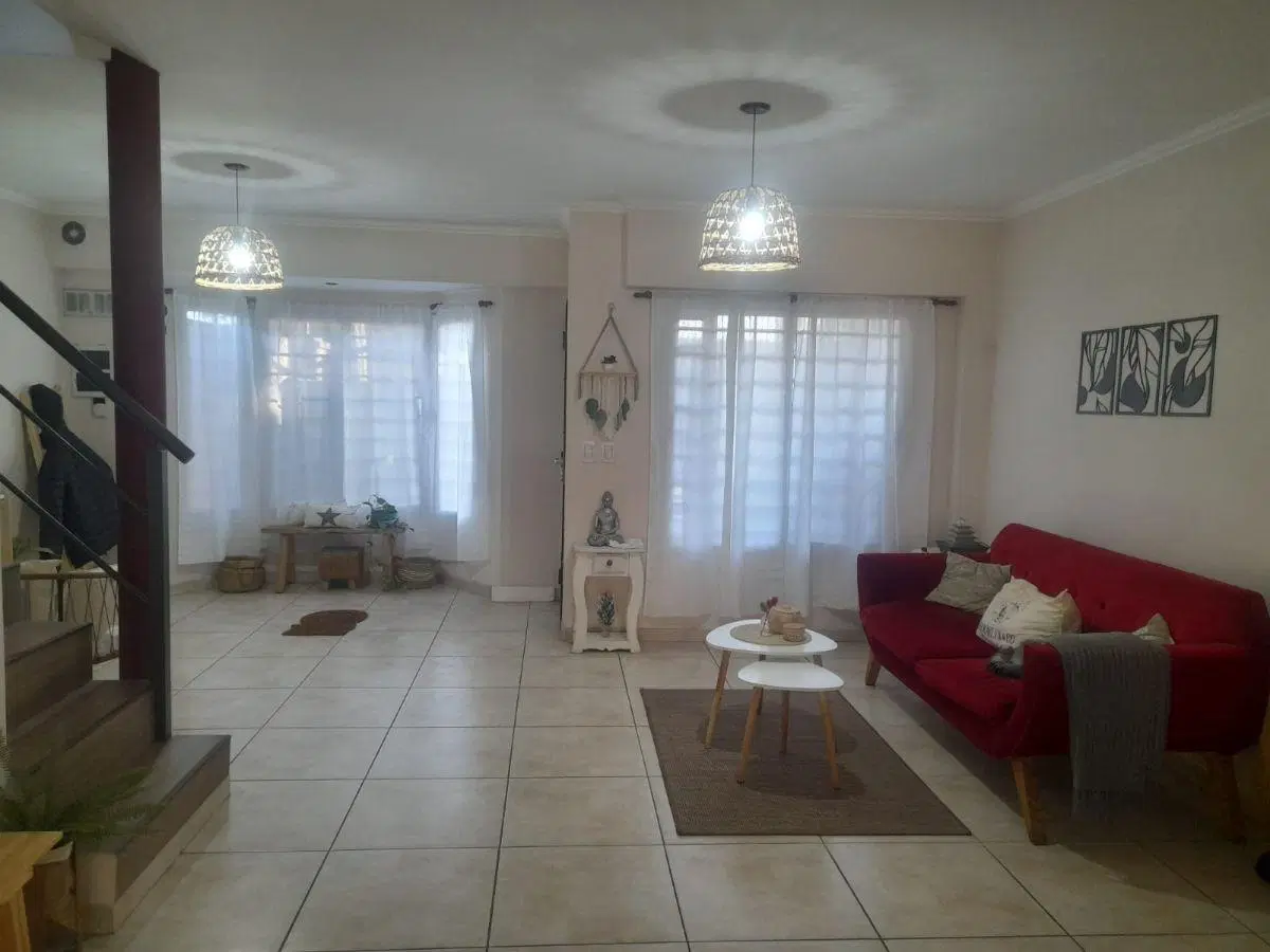 EXCELENTE DUPLEX EN DOS PLANTAS CON COCHERA Y FONDO LIBRE JARDIN 5