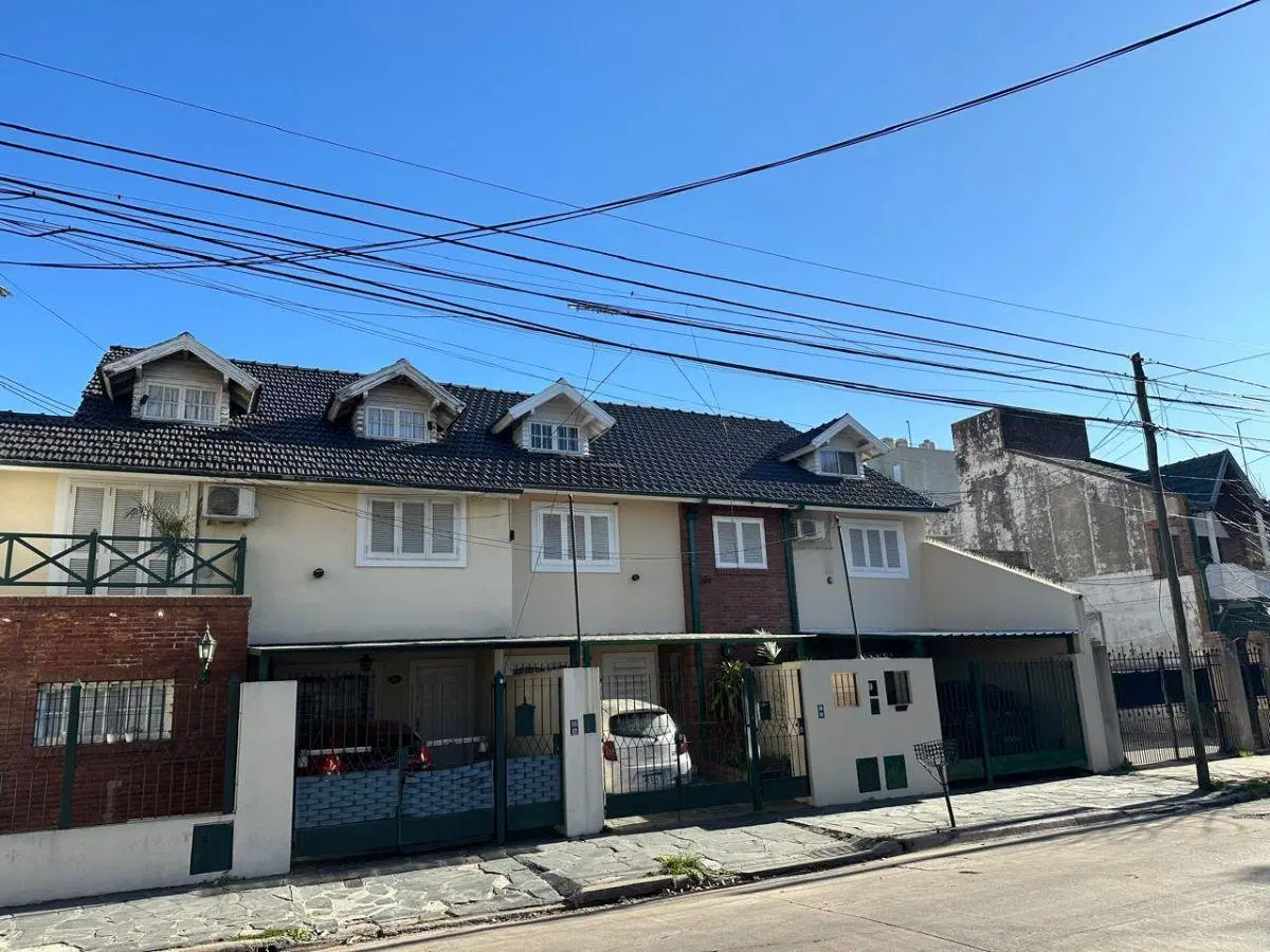 EXCENTE TRIPLEX EN TRES PLANTA EN MUY BUENA ZONA DE LANUS 1