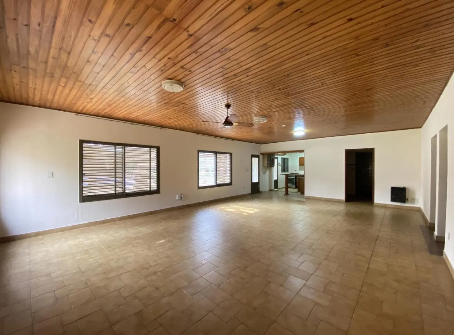 CASA EN VENTA A ESCASOS METROS DE RUTA Nº1 ALTURA KM 2,5 4