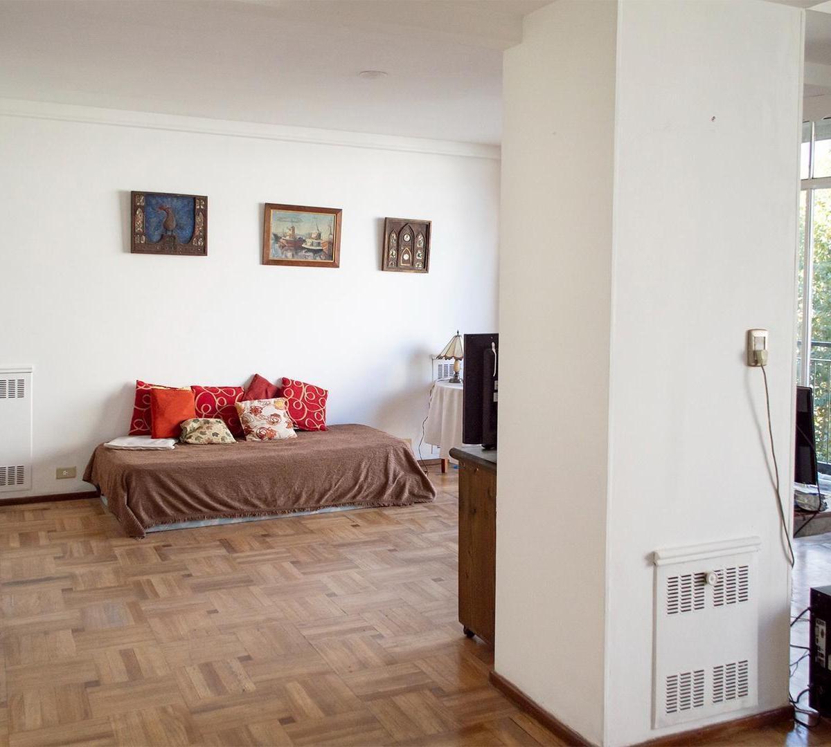 PISO de CINCO AMBIENTES ANTIGUO EXCELENTE ZONA
