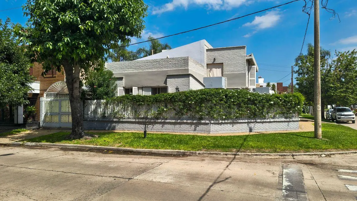CASA DE NIVEL A METROS DE COSTANERA - SANTA FE 2