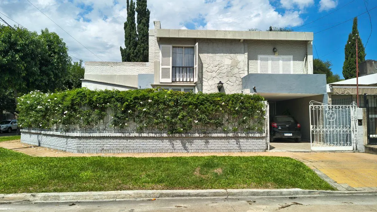 CASA DE NIVEL A METROS DE COSTANERA - SANTA FE 3